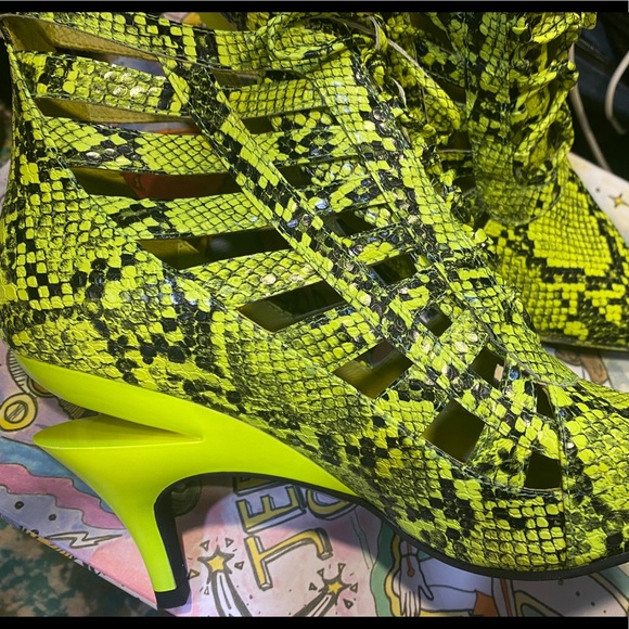 NEW in box Jeffrey Campbell Hallucin booties in neon yellow snake, size 8 - Picture 1 of 6